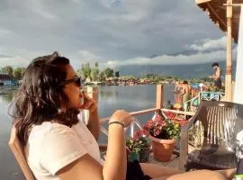 The Quebec houseboats