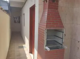 Casa para Famílias e Grupos com Ar-condicionado, Churrasqueira e estacionamento próximo em Praia Grande