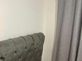 one bedroom-modern-luxury-private-free wifi-gravesend, hotel v destinaci Gravesend