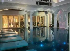 V20 Boutique Jacuzzi Hotel