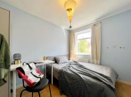 Cozy sunlit room in west London, hotel v destinaci Yiewsley