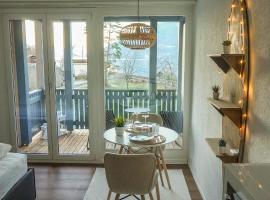 Surfers Studio with Beach, near Interlaken and Grindelwald, hotel v destinaci Därligen