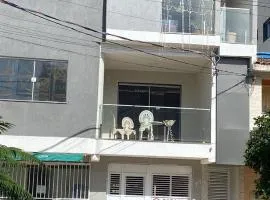 Apto no centro comercial de guriri, 2 garagens andar térreo