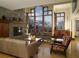 The Mountainside House - Luxury Home, Indoor Hot Tub, Ski Home, Private Shuttle