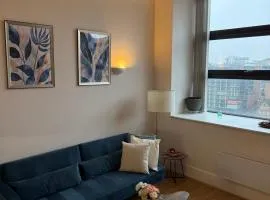 Superb 2 Bed Apartment with City View Smart TV Free Netflix Ultra Fast WIFI