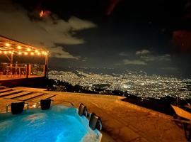 LP Finca la Pergola, Naturaleza con Lujo y una increíble vista a todo Medellín, hotel v destinaci Medellín