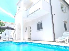 Kiara house with private pool, Cottage in Novalja