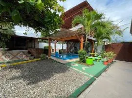 Villas Ela en Bahía Ballena,Uvita Hermosas habitaciones privadas grandes, piscina, cocina, jacuzzi, aire acondicionado, tv y baño privado