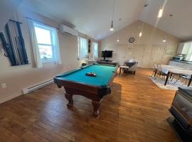Pool Table, Foosball & Darts!, iseteenindusega majutus sihtkohas Fredericton