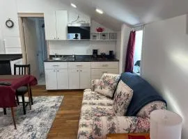 Trendy In-Town Studio - Fast WiFi & Work Desk