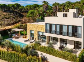 Luxury Villa In Quinta do Lago Private pool Rooftop Jacuzzi Office Game room ARKEO LUXURY, ξενοδοχείο σε Almancil