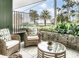 Stunning designer 3 Bed 2 bath opp Long Reef Golf Course, hotel v destinaci Collaroy