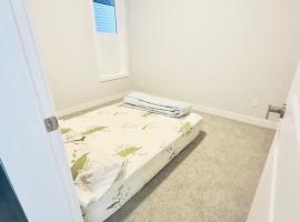 Private room Minutes to Calgary airport YYC, Downtown, Banff, hotel en Calgary