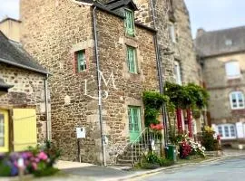 La Petite Madeleine is a Charming 2 Bedroom Pet Friendly Gite situated on Dinan Port