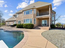 Stunning Mountain Retreat with Unmatched Views estate, Hotel in Oak Run