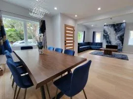 Modern luxury 3 bedroom home next to La Cienega Plaza with parking, WiFi, TV, BBQ 10 minutes to Rodeo Drive