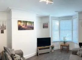 Spacious 5 Bedroom Gem Near Town Center, WiFi, Smart TVs, 2 Shower Rooms