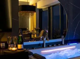 URBAN APARTMENTS Golden Royal, JACUZZI by the window, Chilled Prosecco, PS5, Free Garage, No Deposit