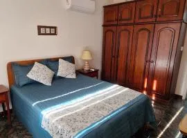 Localização Imbatível! A 98m da Praia do Forte com Conforto, Ar-Condicionado e Estacionamento!