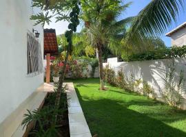 Large house with pool, barbecue and garden, hotel v destinaci Camaçari