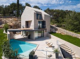 Unique 4-Bedroom Villa SemperVivum with pool in Sutivan, hôtel à Sutivan