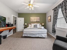 NEW King Bed,Suite,Downtown BR Southern Charm Boxcar，位于蓝岭的酒店