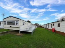 3 Bedroom 2 Bathroom Caravan Charlie Delta, hotel in Saint Osyth