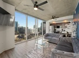 NEW 2BR High Floor Condo King Bed Free Parking Beautiful Views Rooftop Pool!