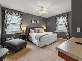 NEW King Bed, Suite, Downtown BR, Southern Charm Caboose，位于蓝岭的酒店