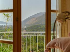 Elegant Lucici House with valley and sea view, feriehus i Herceg Novi