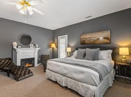 Charming Downtown Suite with Modern Comforts - Depot，位于蓝岭的酒店