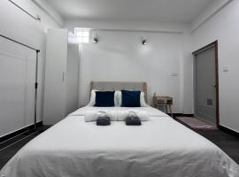 Riviera Cove - 1 bedroom apartment with living room & kitchen, acomoda&ccedil;&atilde;o com cozinha em Mal&eacute;