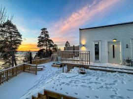 Private Lakefront Estate with Two Villas and Hot Tub, Hotel in Smidö