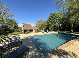BEYTAN AL COUDER Stylish architect house with AC and private pool, village center, golf course and Dordogne river at easy walk, hotel in Siorac-en-Périgord