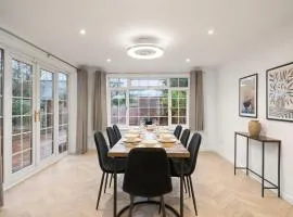 4 Bed House & Free Parking, Town Centre & Patio
