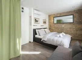 ROKOS SUPERIOR DOWNTOWN ROOMS - comfortable rooms with private bathrooms - perfect location for exploring Diocletian's Palace and the gastronomy of Split within walking distance
