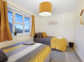 Ashford Stay Parkfarm location Comfortable with Netflix to chill, hotel in Ashford