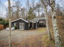 3 Bedroom Pet Friendly Home In Vejby, hotel in Vejby