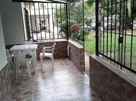 BONITA Y CÓMODA CASA DE 3 HABITACIONES EN cONJUNTO