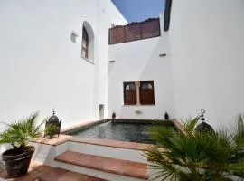 ApartaSuites Alberca Deluxe
