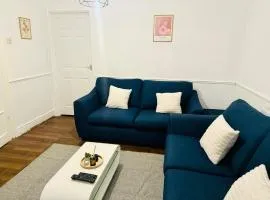 Modern 4-Bedrooms House - Near City Centre - QMC - Arnold Market - Sleeps 8