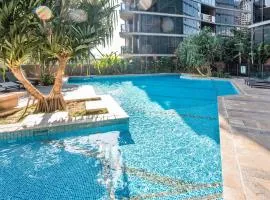 1-Bedroom Apartment with Pool, Sauna, and Parking in South Brisbane