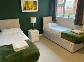 Spacious and Bright 2 Bedroom Ground Floor Apartment 5 min walk from town centre with Free Parking Business and Leisure by Jesswood Properties