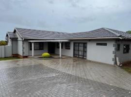 cozy home in traquil area, hotel i Empangeni