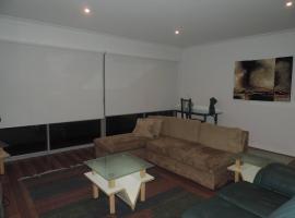 2 bedroom apartment in leafy suburb, hotel v destinaci Jindalee