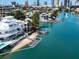 Summerland luxury house in Broadbeach Waters