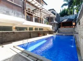 Family Only Villa with Pool & City View - 6BR De Reiz Meily Syariah