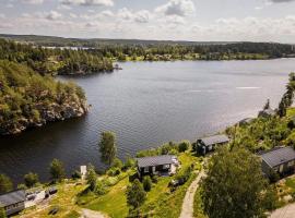 Victoria lakefront cabin in Lyseren Strandpark, cabin in Omberg