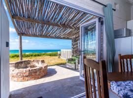 Beach Bungalow No 13 - Salted Fynbos Staying, bungalow em Pearly Beach