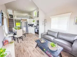 Rainforest Tiny Home Retreat Farmhouse 18